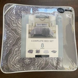 Lilly Complete Bed Set. Includes Comforter, Shams, Sheet Set, and Throw (NEW)